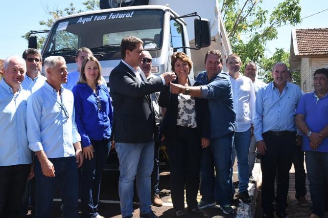 Deputada Cristina Silvestri entrega caminhão para a agricultura